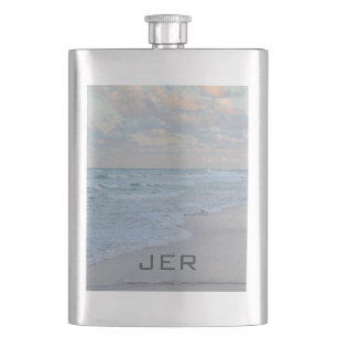 Konstnärligt blågrön havsstrand med monogram fickplunta