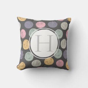 konstnärligt färgad pastellmonogram kudde