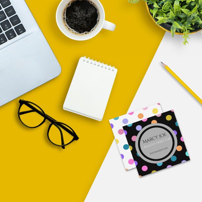 Konstnärligt färgat svart, vitt, modernt Affärskor Fyrkantigt Visitkort (Polka dot business cards to leave an impression)