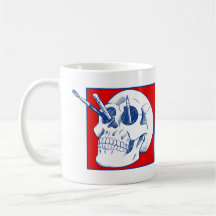 Konstnärsskal med pennor och penslar