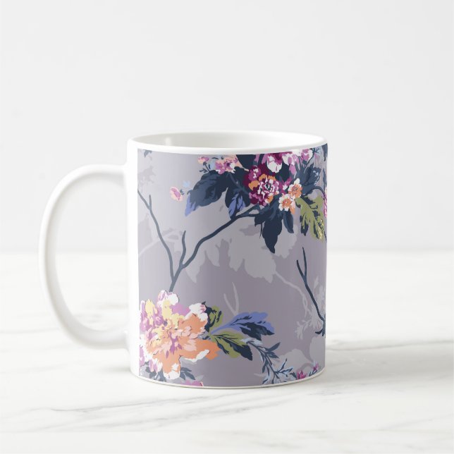 Konstruktionstextilier av blomma mönster, bak kaffemugg (Vänster)