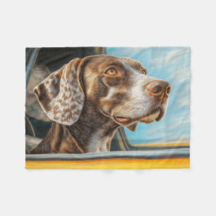Konsttryck med fläckig hund på biläventyr fleecefilt