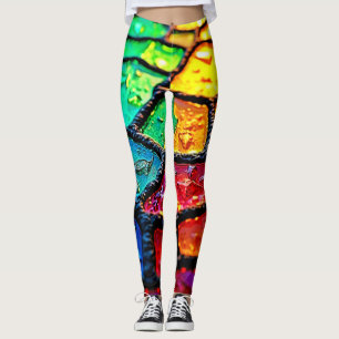 Konstverk med regnbågssjuka glas i närbild leggings