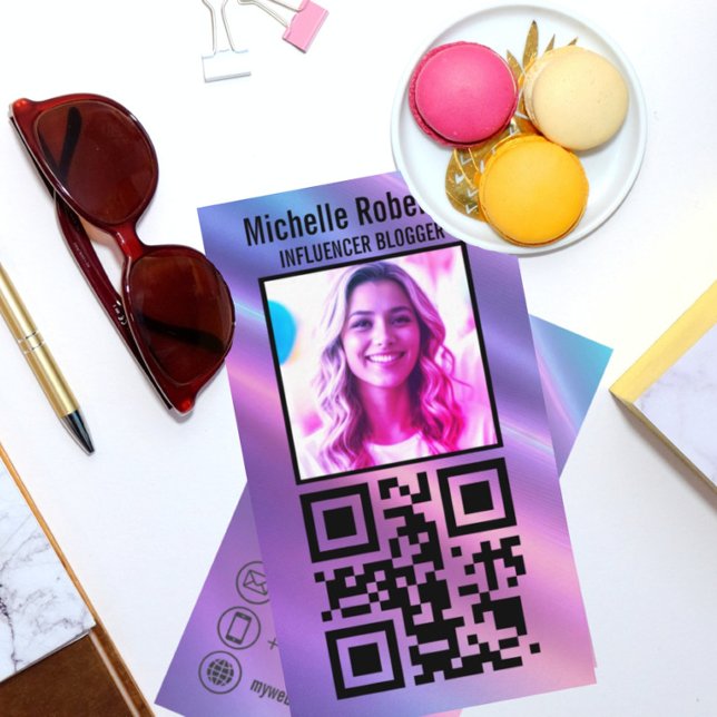 kontaktikoner för fotofyrkantig kod trendigets bak visitkort (Photo headshot QR code and contact symbols on simulated holographic background.)
