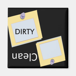 Kontorsstation där Dishwasher Magnet är ren.