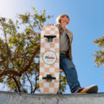 Kontrollerad persikofärgad vit geometrisk retro Mo Mini Skateboard Bräda 18,5 Cm<br><div class="desc">Kontrollerad persikofärgad vit geometrisk reflexrityta,  monogramskateboard. Anpassa sportutrustning med din anpassningsbar från början och namn. Coolans återkontrollerares geometriska utformning av kvadratiska mönster.</div>