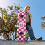 Kontrollerad Shock rosa, vit geometrisk måttenhet  Mini Skateboard Bräda 18,5 Cm<br><div class="desc">Styrt Shock rosa,  vitt geometriskt monogram-skateboard. Anpassa sportutrustning med din anpassningsbar från början och namn. Coolans återkontrollerares geometriska utformning av kvadratiska mönster i shock rosa och vitt.</div>