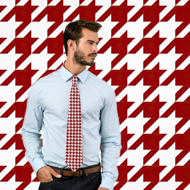 Kontrolltitel för klassisk vit och maronbaserad hö slips (Man wears a tie featuring a classic houndstooth pattern in maroon and white.  Background matches tie)
