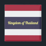 Konungariket Thailand Magnet<br><div class="desc">Konungariket Thailands historia: Konungariket Thailands färgade flagga, genom royalet Rama VI den 28 september 1917, visar hur fantastiskt skönhet och kultur i Konungariket Thailand är, och varje färg på flagga återspeglar tydligt detta. Den vita på flagga representerar renheten hos Buddha, den blå är Royalty och den röda, som blod, är...</div>