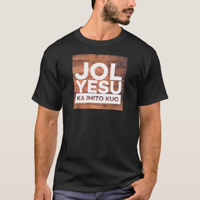 Konymoi ’Jol Yesu ka imito Kuc’ T-Shirt (Framsida)