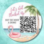 Köp Bride A Drink QR-kod Bachelorette Runt Klistermärke<br><div class="desc">Bachelorette köper ett drickshäck QR-kod Classic Round Sticker. Ett coola vattenfärgsstrandtema med rosa- och tealskuggor, som ger vibe för att en strand ska rymma med bruden och hennes besties. Från resor till Florida, Kalifornien, eller till och med något mer internationell som Mexiko, Hawaii eller Bahamas, kommer dessa flickor helg att...</div>