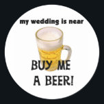 Köp en Beer Bachelor Party Tshirts och Gifts Runt Klistermärke<br><div class="desc">Bachelor Party T-shirts,  hoodies,  muggar,  cards,  bachelor Party-knappar och mycket annat med en mugg av kall öldesign och text som lyder Bachelor Party Köp mig en öl!</div>
