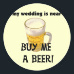 Köp en Beer Bachelor Party Tshirts och Gifts Runt Klistermärke<br><div class="desc">Bachelor Party T-shirts,  hoodies,  muggar,  cards,  bachelor Party-knappar och mycket annat med en mugg av kall öldesign och text som lyder Bachelor Party Köp mig en öl!</div>