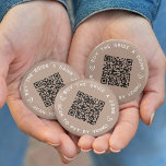 Köp en KN-kod från Bride a Drink Bachelorette Part Knapp<br><div class="desc">Avrunda några gratisdrycker för bruden på hennes bachelorette Party eller bachelorette helg med dessa personlig QR-kodknappar i neutralt taupe. Utformningen har två linjer anpassningsbar text (som visas med "Köp en brud en drink" och "skanna för att betala av Venmo") i vitt, med ett anpassade QR-kod i mitten. Lägg till länken...</div>