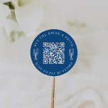 Köp en KN-kod från Bride a Drink Bachelorette Part Runt Klistermärke<br><div class="desc">Avrunda några gratisdrycker för bruden på hennes bachelorette Party eller Bachelorette helg med dessa personlig QR-klistermärken i nautisk Medelhavsblått och vitt. Utformningen har två linjer anpassningsbar text (som visas med "Köp en brud en drink" och "skanna för att betala av Venmo") i vitt, med ett anpassade QR-kod i mitten, accentuerat...</div>