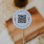 Köp en KN-kod från Bride a Drink Bachelorette Part Runt Klistermärke<br><div class="desc">Avrunda några gratisdrycker för bruden på hennes bachelorette-fest eller bachelorette helg med dessa personlig QR-kodmärken i nautisk blå rand. Utformningen har två linjer anpassningsbar text (som visas med "Köp en brud en drink" och "skanna för att betala av Venmo") i blått tecken, med ett anpassade QR-kod i mitten, accentuerat med...</div>