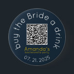 Köp en knapp för QR-kod för dryck<br><div class="desc">Låt dryckerna (och bran) flöda med det här superskojet och få en fin knapp på bachelorette! Med frasen "Köp en drink" och en skannerbar QR-kod gör den här knappen det enkelt för partygoister och främlingar att bidra till brudens stora natt - skanna och skicka en dryckesfond! Perfekt för pub-langar, flicknätter...</div>