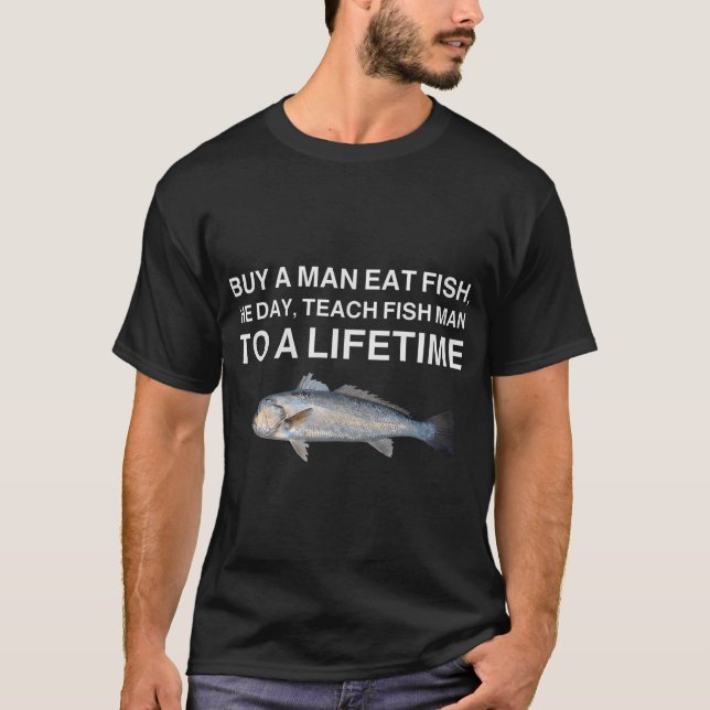 Köp en man ät fisk - Roligt Meme T Shirt (Framsida)