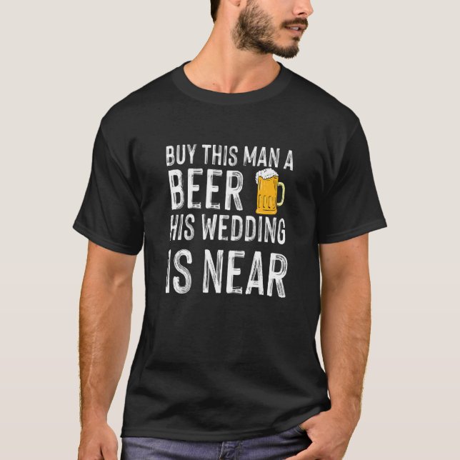 Köp En Öl Till Den Här Mannen Hans Bröllop Är Nära T Shirt (Framsida)