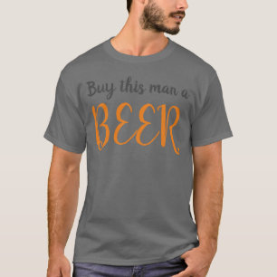 Köp en öl till den här mannen - Roliga meningar ci T Shirt