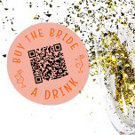 Köp en Rosa av QR-koden för drycker Bachelorette Runt Klistermärke<br><div class="desc">Rosa och röd hand plockade-skiss illustrerade bachelorette Party Buy the Bride a Drink QR Code klisterers.</div>