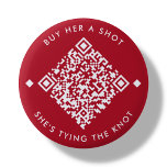 Köp henne en hake | Knappen Bachelorette QR-kod Knapp<br><div class="desc">Röda minimala knappen "Köp ett skott till henne,  hon gifter sig". Med anpassadet QR-kod! Lägg bara till briden som ska vara Venmo-,  Cashapp- eller PayPal-URL:en i det område som anges i "Anpassa den här mallen",  och en helt ny QR-kod skapas på designen.</div>