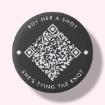 Köp henne en hake | Knappen Bachelorette QR-kod Knapp<br><div class="desc">Grått minimal "Köp henne ett skott,  hon gifter sig"-knapp. Med anpassadet QR-kod! Lägg bara till briden som ska vara Venmo-,  Cashapp- eller PayPal-URL:en i det område som anges i "Anpassa den här mallen",  och en helt ny QR-kod skapas på designen.</div>