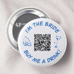 Köp mig en dryckesbride Bachelorette Party QR-kod Knapp<br><div class="desc">Stum showen på bachelorette-festen med den här sassen "Jag är bruden, köp mig en drink!"-knappen. Med ett blått, vismiskt årstidsglas, ett mousserande martinistiskt glas och en bekväm QR-kod, är denna knapp det tillbehör till perfekten som skrapan ska ha. Berätta för dina vänner att det är dags att duscha bruden med...</div>