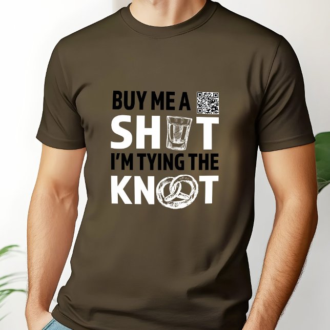Köp mig ett Shot jag Gifter sig Bachelor Party T Shirt (Buy me a Shot I'm Tying the Knot QR Code Bachelor Party T-shirt.)