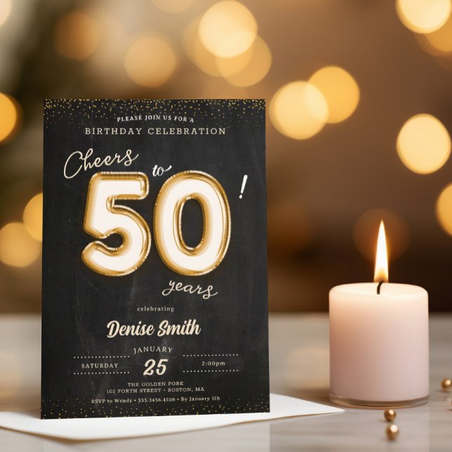 Köp till 50 år Guldfolie Balloon 50:e födelsedagen Inbjudningar (Cheer to 50 years birthday invitation shown with gold lighting and next to a burning candle.)