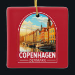 Köpenhamn Danmark Travel Art Vintage Julgransprydnad Keramik<br><div class="desc">Färddesign för Köpenhamnsreflektor. Köpenhamn,  Danmarks huvudstad,  är belägen på kustöarna i Zeeland och Amager. Den är kopplad till Malmo i södra Sverigen av Öresundsbron.</div>