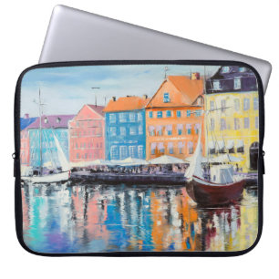 Köpenhamn på en strålande dag, färglöst byggnad oc laptop fodral