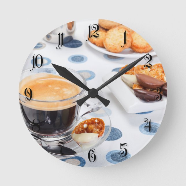 Kopp av kaffe och en kaka rund klocka (Framsida)