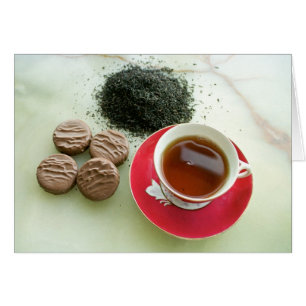 Kopp av svart tea med chokladkexar hälsningskort