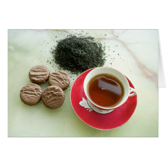 Kopp av svart tea med chokladkexar hälsningskort