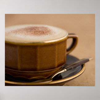 Kopp i cappuccino med kakaopulver poster