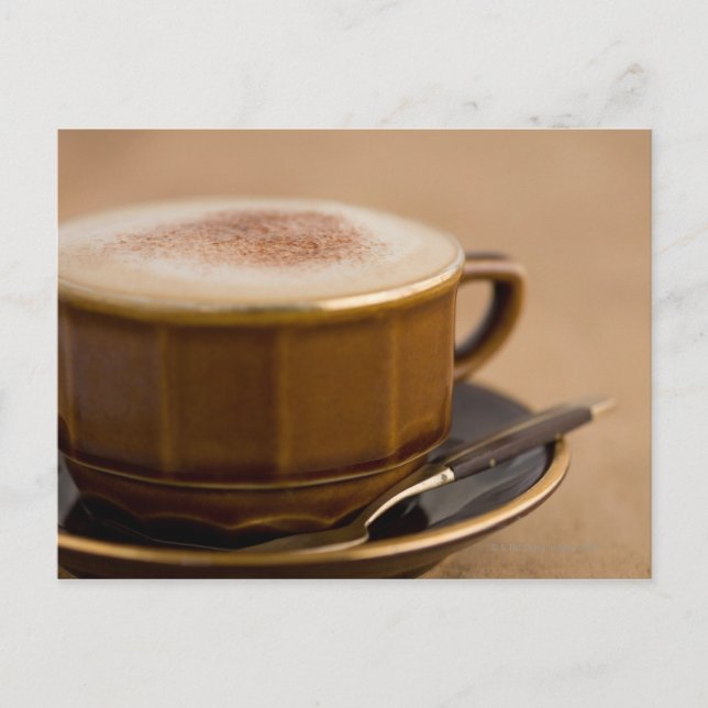 Kopp i cappuccino med kakaopulver vykort (Framsida)