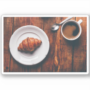 Kopp i kaffe och Croissant på Rustic Bord Klistermärken