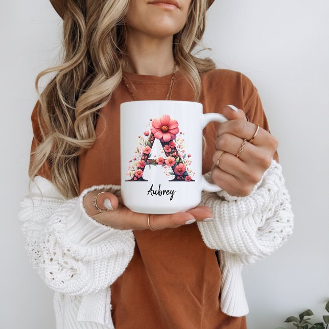 Kopp med blommönstrat monogram initial namn, skräd (Floral coworker gift mug, floral birthday mug, personalized mug for friend, birth flower coffee cup,)