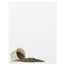 Kopp med bruna kaffebönor brevpapper