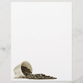 Kopp med bruna kaffebönor brevpapper
