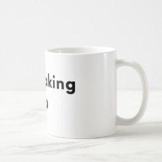 Kopp med minimalistisk typografi: Vaknar fortfaran