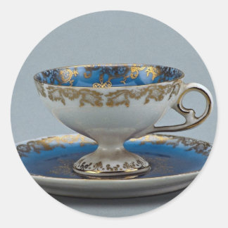 Kopp och såser med färgade mönster runt klistermärke