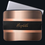 Kopparbrons, svart namn laptop fodral<br><div class="desc">Elegant,  glamorm och trendig. Faux bronze metallic tittar bakgrund med faux kopparband. Mall för namn på svart bakgrund. Modern hanterad stil-skript,  guldfärgad brev.</div>