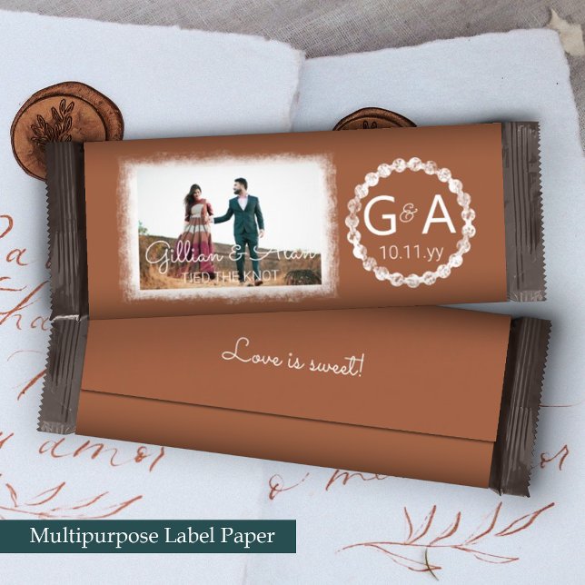 Kopparbrun monogram bröllopstårtsförpackning (burnt orange terracotta copper rust wedding party favor personalized candy bar label wrapper)