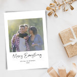 Koppla allt skript-familjens fotoblå Helgdag Julkort<br><div class="desc">Fira säsongen med den här "Merry All"-skriptdesignen i en lugnande blå och vit färg-palett. Den här minimalistiska utformningen har ett foto från en fullt och ett rent skript i eleganten och ger dig en modern och rustik känsla för dina semesterhälsningar. Med det stora fotoutrymmet kan du visa dina favoritfamiljemöjligheter, medan...</div>