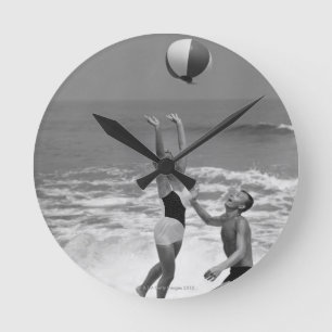 Koppla ihop att leka med en Beachball Rund Klocka