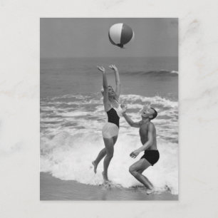 Koppla ihop att leka med en Beachball Vykort