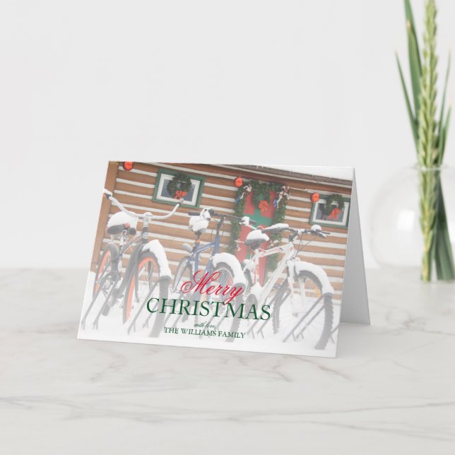 Koppla ihop av snö täckt wreathed loge för cyklar helgkort (Framsida)