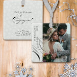 Koppla och aktivera skript-Lodrät Photo Snowflake Julgransprydnad Keramik<br><div class="desc">Märka och aktivera fotodekorering med lodrät, elegant och fintvätt vitt snöflingor på silver grått gräns. Fotomallen är ett redo för dig att lägga till ditt foto, året och din anpassningsbar på baksidan. Med undantag för den handskrivna text som används för Merry och Engaged, är hela texten fullt redigerbar för kostym...</div>